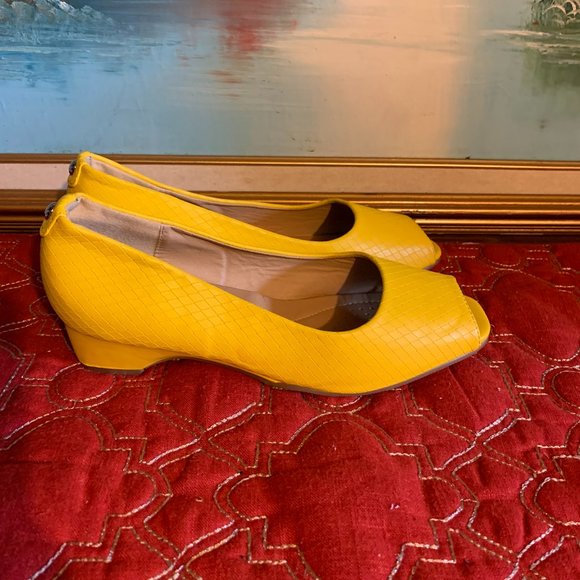 Classique Shoes - Classique Yellow heels Women's 7.5